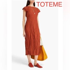 Brand New TOTEME
CRINKLED SILK CAP SLEEVE MIDI DRESS, 💯 Silk. A must have